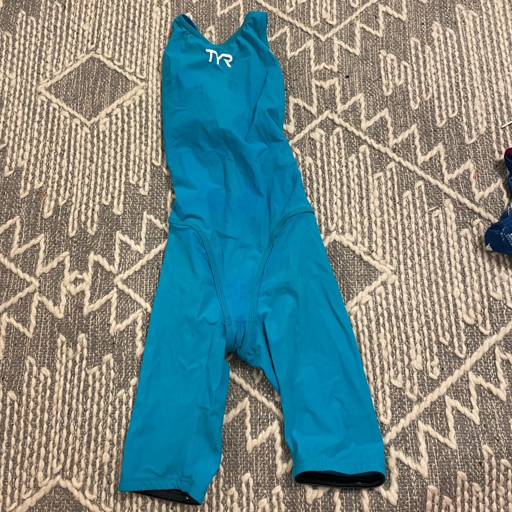 size 24 TYR thresher kneeskin!!